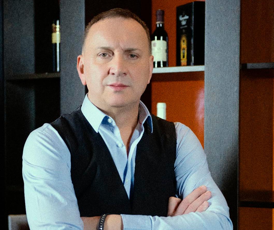 Samir Rizvanović: Balkanski glas koji osvaja svijet – Nova pjesma “ Sve crne kose „